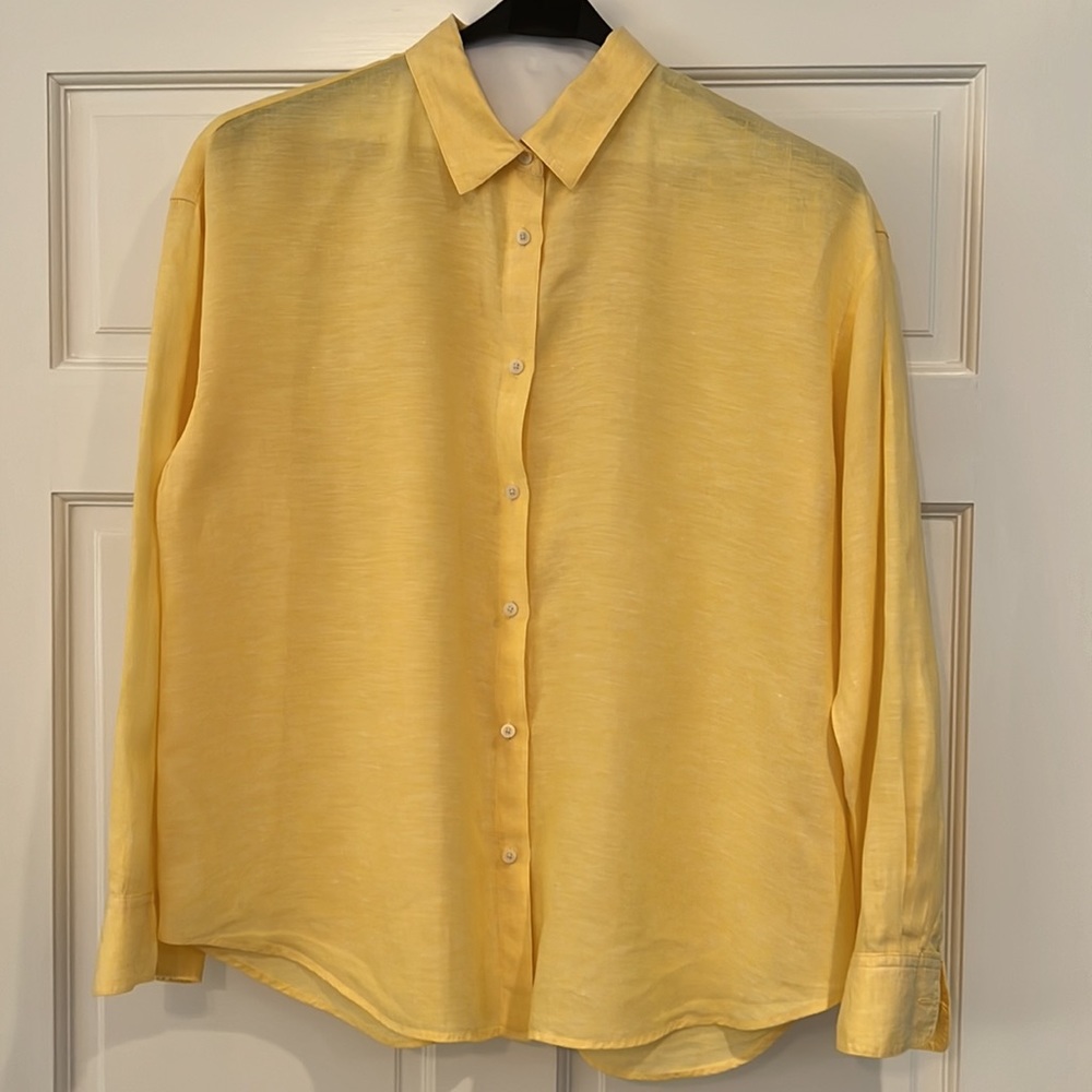 HP🔥 UNIQLO. EUC. Lovely. Easy fit 100% linen button down shirt. Smoke free home - Picture 2 of 5